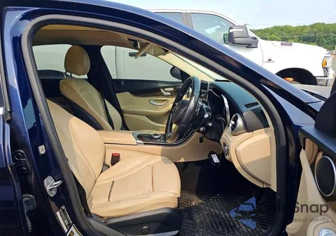 2017 Mercedes-Benz C 300 4Matic z USA, uszkodzony, nr VIN 55SWF4KBXHU216920